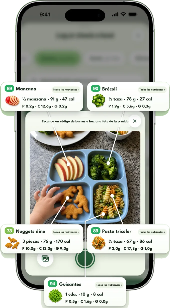App Sito: la foto de una bandeja con manzana, brócoli, nuggets de dinosaurio, pasta tricolor y guisantes, con cada alimento reconocido y puntuado en su propia ficha.